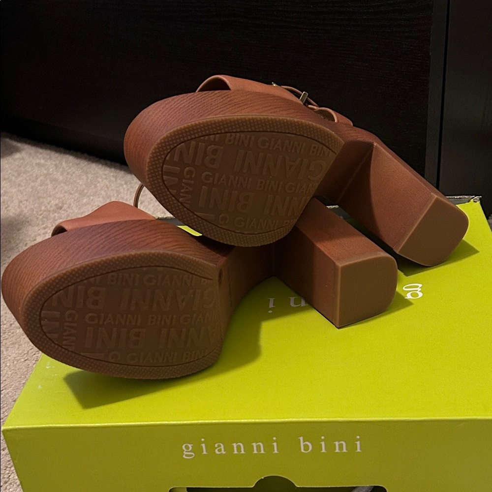 Gianni Bini Brown Platform Sandals - Picture 6 of 6